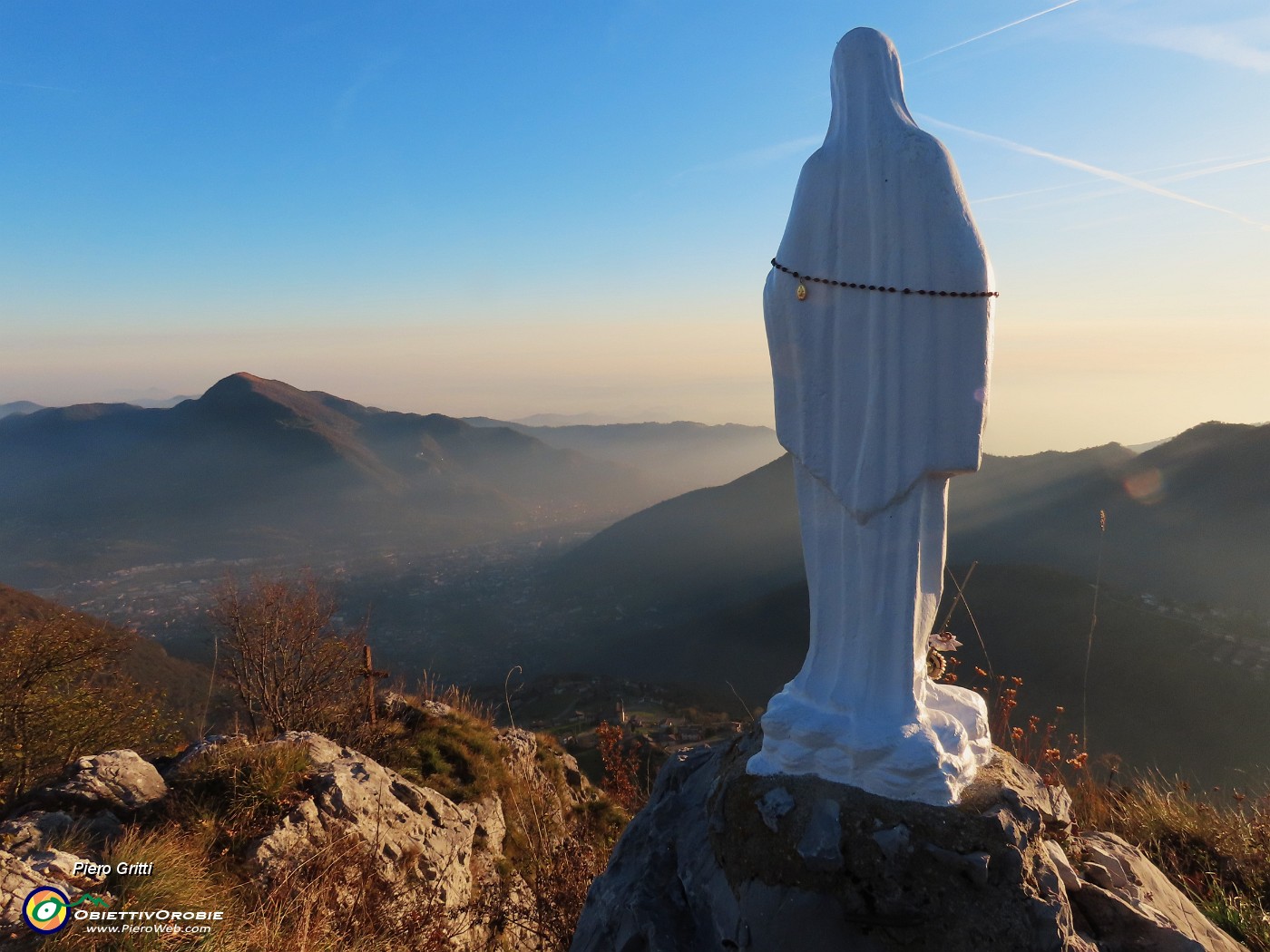 66 La bella bianca Madonnina con vista sulla Val Seriana col Monte Misma.JPG